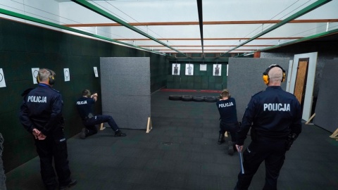 Testy wiedzy, pierwsza pomoc, strzelanie, oględziny miejsca zbrodni: na terenie Komendy Wojewódzkiej Policji w Bydgoszczy odbyły się VI wojewódzkie eliminacje konkursu „Policjant Służby Kryminalnej Roku 2023”. W zmaganiach o tytuł najlepszych funkcjonariuszy pionu kryminalnego rywalizowało 19 czteroosobowych drużyn składających się z funkcjonariuszy kryminalnych/fot. KWP Bydgoszcz