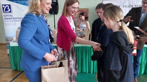 Uczniowie pod okiem fachowców prezentowali, jak udzieliliby pierwszej pomocy np. resuscytacji krążeniowo-oddechowej/fot. Elżbieta Rupniewska