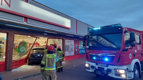 Samochód wjechał w witrynę drogerii na bydgoskim Szwederowie. Strażacy przybyli z pomocą/fot. Bydgoszcz 998/Facebook