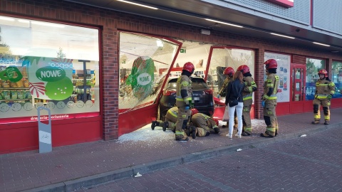 Samochód wjechał w witrynę drogerii na bydgoskim Szwederowie. Strażacy przybyli z pomocą/fot. Bydgoszcz 998/Facebook