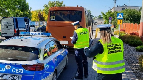 We wtorek policjanci z Radziejowa skontrolowali autobus, który miał zawieźć dzieci na wycieczkę do Torunia/fot. materiały policjiWe wtorek policjanci z Radziejowa skontrolowali autobus, który miał zawieźć dzieci na wycieczkę do Torunia/fot. materiały policji