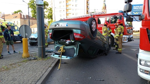 Jedna osoba poszkodowana, druga bez obrażeń - to bilans czwartkowego wypadku z udziałem dwóch aut, do którego doszło około godz. 7:00 na skrzyżowaniu Królowej Jadwigi Focha/fot. Bydgoszcz 998