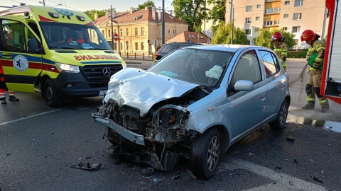 Jedna osoba poszkodowana, druga bez obrażeń - to bilans czwartkowego wypadku z udziałem dwóch aut, do którego doszło około godz. 7:00 na skrzyżowaniu Królowej Jadwigi Focha/fot. Bydgoszcz 998