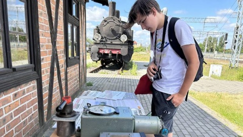 Oglądają wystawę taboru kolejowego, biorą udział w warsztatach, zwiedzają nastawnię - tak dzieciaki spędzają swoje święto na dworcu w Bydgoszczy/fot. Tomasz Kaźmierski