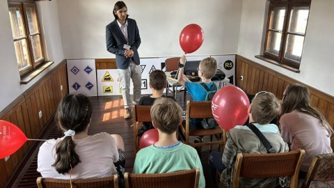 Oglądają wystawę taboru kolejowego, biorą udział w warsztatach, zwiedzają nastawnię - tak dzieciaki spędzają swoje święto na dworcu w Bydgoszczy/fot. Tomasz Kaźmierski