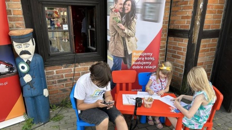 Oglądają wystawę taboru kolejowego, biorą udział w warsztatach, zwiedzają nastawnię - tak dzieciaki spędzają swoje święto na dworcu w Bydgoszczy/fot. Tomasz Kaźmierski