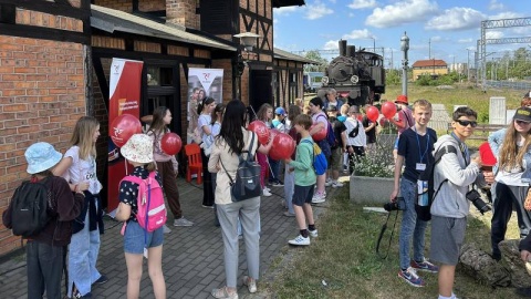 Oglądają wystawę taboru kolejowego, biorą udział w warsztatach, zwiedzają nastawnię - tak dzieciaki spędzają swoje święto na dworcu w Bydgoszczy/fot. Tomasz Kaźmierski