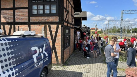 Oglądają wystawę taboru kolejowego, biorą udział w warsztatach, zwiedzają nastawnię - tak dzieciaki spędzają swoje święto na dworcu w Bydgoszczy/fot. Tomasz Kaźmierski