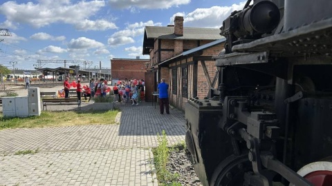 Oglądają wystawę taboru kolejowego, biorą udział w warsztatach, zwiedzają nastawnię - tak dzieciaki spędzają swoje święto na dworcu w Bydgoszczy/fot. Tomasz Kaźmierski