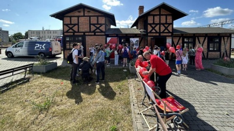 Oglądają wystawę taboru kolejowego, biorą udział w warsztatach, zwiedzają nastawnię - tak dzieciaki spędzają swoje święto na dworcu w Bydgoszczy/fot. Tomasz Kaźmierski