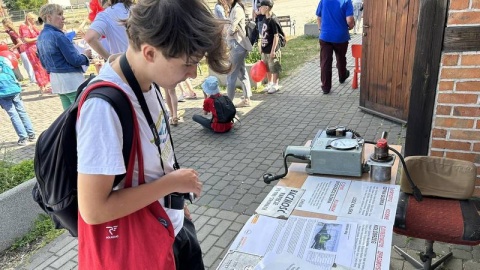 Oglądają wystawę taboru kolejowego, biorą udział w warsztatach, zwiedzają nastawnię - tak dzieciaki spędzają swoje święto na dworcu w Bydgoszczy/fot. Tomasz Kaźmierski