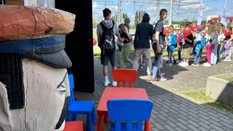 Oglądają wystawę taboru kolejowego, biorą udział w warsztatach, zwiedzają nastawnię - tak dzieciaki spędzają swoje święto na dworcu w Bydgoszczy/fot. Tomasz Kaźmierski