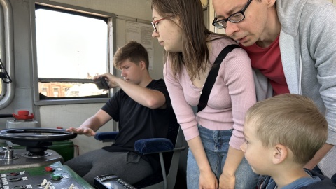 Oglądają wystawę taboru kolejowego, biorą udział w warsztatach, zwiedzają nastawnię - tak dzieciaki spędzają swoje święto na dworcu w Bydgoszczy/fot. Tomasz Kaźmierski