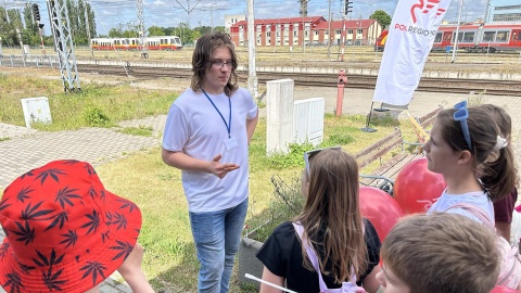 Oglądają wystawę taboru kolejowego, biorą udział w warsztatach, zwiedzają nastawnię - tak dzieciaki spędzają swoje święto na dworcu w Bydgoszczy/fot. Tomasz Kaźmierski