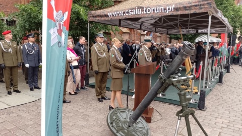 Na Rynku Staromiejskim odbyły się główne obchody 100-lecia tzw. „OSY”, która działała w mieście do 2002 roku. Tradycje oficerskiej szkoły kontynuuje obecnie w Toruniu Centrum Szkolenia Artylerii i Uzbrojenia/fot. Michał Zaręba