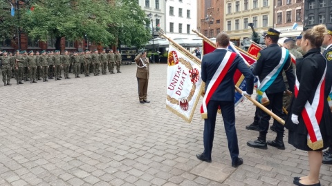 Na Rynku Staromiejskim odbyły się główne obchody 100-lecia tzw. „OSY”, która działała w mieście do 2002 roku. Tradycje oficerskiej szkoły kontynuuje obecnie w Toruniu Centrum Szkolenia Artylerii i Uzbrojenia/fot. Michał Zaręba