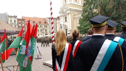 Na Rynku Staromiejskim odbyły się główne obchody 100-lecia tzw. „OSY”, która działała w mieście do 2002 roku. Tradycje oficerskiej szkoły kontynuuje obecnie w Toruniu Centrum Szkolenia Artylerii i Uzbrojenia/fot. Michał Zaręba