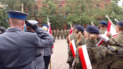 Na Rynku Staromiejskim odbyły się główne obchody 100-lecia tzw. „OSY”, która działała w mieście do 2002 roku. Tradycje oficerskiej szkoły kontynuuje obecnie w Toruniu Centrum Szkolenia Artylerii i Uzbrojenia/fot. Michał Zaręba