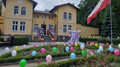 Zabytkowa szkoła, park pełen przepięknego drzewostanu - to wprost idealna sceneria do podróży w czasie i odwiedzin w świecie „Akademii Pana Kleksa". Taki bajkowy Dzień Dziecka zorganizowano w Szkole Podstawowej w Strzelcach Górnych/fot. Piotr Langner