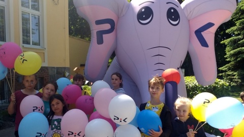 Zabytkowa szkoła, park pełen przepięknego drzewostanu - to wprost idealna sceneria do podróży w czasie i odwiedzin w świecie „Akademii Pana Kleksa". Taki bajkowy Dzień Dziecka zorganizowano w Szkole Podstawowej w Strzelcach Górnych/fot. Piotr Langner