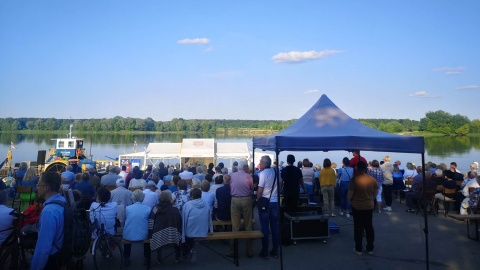 Za estradę służył nieszawski prom/fot. Agnieszka Marszał