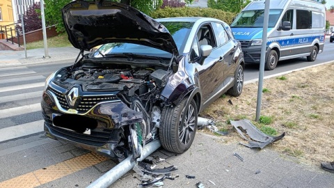 Kierowca samochodu marki Renault, chcąc uniknąć zderzenia z innym autem, gwałtownie zmienił pas jazdy i uderzył w latarnię, a ta spadając na chodnik uderzyła w stojącą przy przejściu dla pieszych kobietę/fot. Bydgoszcz 998/Facebook