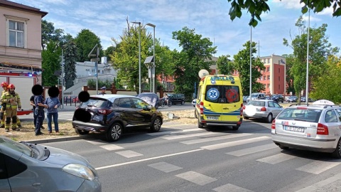 Kierowca samochodu marki Renault, chcąc uniknąć zderzenia z innym autem, gwałtownie zmienił pas jazdy i uderzył w latarnię, a ta spadając na chodnik uderzyła w stojącą przy przejściu dla pieszych kobietę/fot. Bydgoszcz 998/Facebook