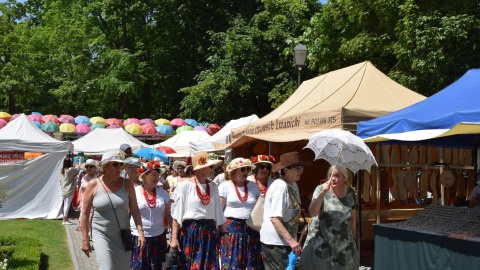 Marsz kapeluszowy przeszedł parkiem Solankowym z inicjatywy Miejskiej Rady Seniorów//fot. Miasto Inowrocław, Facebook