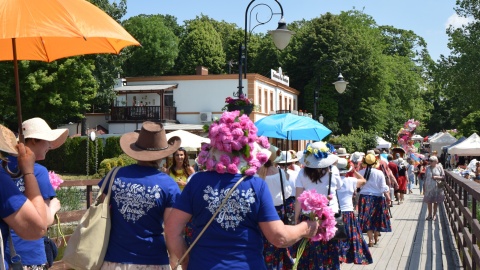 Marsz kapeluszowy przeszedł parkiem Solankowym z inicjatywy Miejskiej Rady Seniorów//fot. Miasto Inowrocław, Facebook