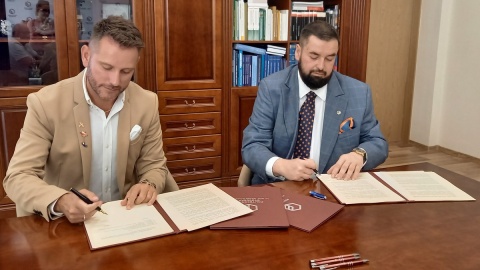 Władze uczelni podpisały w poniedziałek umowę z dyrekcją placówki/fot. Tatiana Adonis