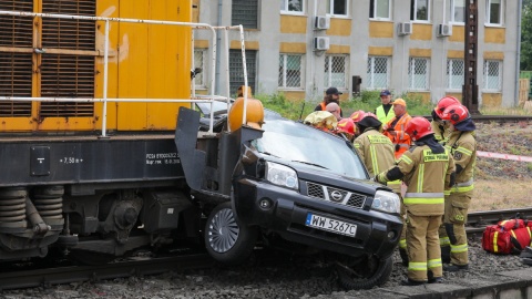 Symulacja zderzenia lokomotywy z samochodem osobowym na przejeździe kolejowo-drogowym przy ul. Golędzinowskiej w Warszawie/fot. Paweł Supernak, PAP