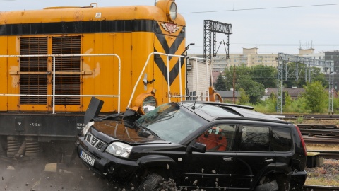 Symulacja zderzenia lokomotywy z samochodem osobowym na przejeździe kolejowo-drogowym przy ul. Golędzinowskiej w Warszawie/fot. Paweł Supernak, PAP