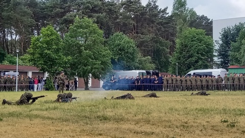 Padają strzały, więc żołnierze ratują kolegę na polu walki, strażacy jadą do wypadku, bo muszą wydobyć poszkodowanego z samochodu, a funkcjonariusze Straży Granicznej dostają niebezpieczny ładunek - tak wygląda drugi – praktyczny – dzień Międzynarodowej Konferencji Naukowej pod hasłem Zarządzanie kryzysowe - Ochrona ludności - Ratownictwo zorganizowanej w Bydgoszczy/fot. Tatiana Adonis