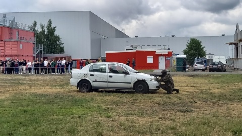 Padają strzały, więc żołnierze ratują kolegę na polu walki, strażacy jadą do wypadku, bo muszą wydobyć poszkodowanego z samochodu, a funkcjonariusze Straży Granicznej dostają niebezpieczny ładunek - tak wygląda drugi – praktyczny – dzień Międzynarodowej Konferencji Naukowej pod hasłem Zarządzanie kryzysowe - Ochrona ludności - Ratownictwo zorganizowanej w Bydgoszczy/fot. Tatiana Adonis