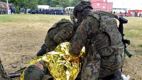 Padają strzały, więc żołnierze ratują kolegę na polu walki, strażacy jadą do wypadku, bo muszą wydobyć poszkodowanego z samochodu, a funkcjonariusze Straży Granicznej dostają niebezpieczny ładunek - tak wygląda drugi – praktyczny – dzień Międzynarodowej Konferencji Naukowej pod hasłem Zarządzanie kryzysowe - Ochrona ludności - Ratownictwo zorganizowanej w Bydgoszczy/fot. Tatiana Adonis