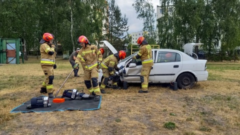 Padają strzały, więc żołnierze ratują kolegę na polu walki, strażacy jadą do wypadku, bo muszą wydobyć poszkodowanego z samochodu, a funkcjonariusze Straży Granicznej dostają niebezpieczny ładunek - tak wygląda drugi – praktyczny – dzień Międzynarodowej Konferencji Naukowej pod hasłem Zarządzanie kryzysowe - Ochrona ludności - Ratownictwo zorganizowanej w Bydgoszczy/fot. Tatiana Adonis