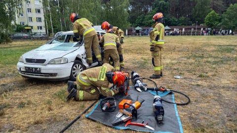 Padają strzały, więc żołnierze ratują kolegę na polu walki, strażacy jadą do wypadku, bo muszą wydobyć poszkodowanego z samochodu, a funkcjonariusze Straży Granicznej dostają niebezpieczny ładunek - tak wygląda drugi – praktyczny – dzień Międzynarodowej Konferencji Naukowej pod hasłem Zarządzanie kryzysowe - Ochrona ludności - Ratownictwo zorganizowanej w Bydgoszczy/fot. Tatiana Adonis