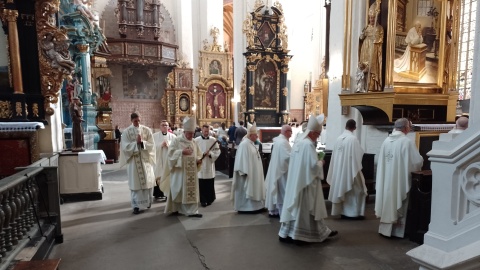 Zakon Rycerski Grobu Bożego w Jerozolimie jest coraz liczniejszy. W Katedrze śś. Janów w Toruniu odbyła się inwestytura, czyli uroczyste przyjęcie nowych członków/fot. Michał Zaręba