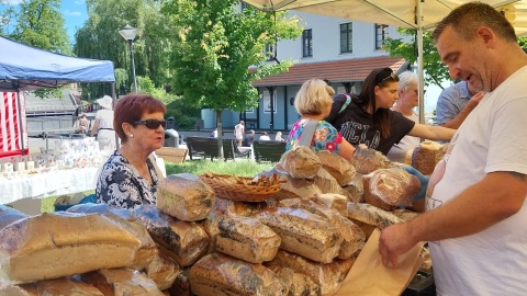 Wyspa Młyńska wypełniła się stoiskami z regionalnymi produktami, rękodziełem i nie tylko/fot: Elżbieta Rupniewska