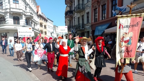 Na zakończenie Międzynarodowego Zjazdu Miast Nowej Hanzy uczestnicy wyszli na ulice Torunia i wzięli udział w kolorowej paradzie/fot: Michał Zaręba