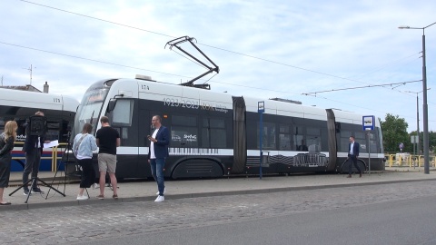 Tramwaj Andrzeja Szwalbego z nową grafiką na stulecie urodzin wybitnego bydgoszczanina (jw)