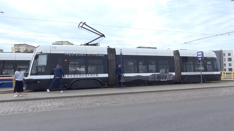 Tramwaj Andrzeja Szwalbego z nową grafiką na stulecie urodzin wybitnego bydgoszczanina (jw)