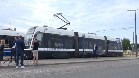 Tramwaj Andrzeja Szwalbego z nową grafiką na stulecie urodzin wybitnego bydgoszczanina (jw)