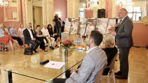 Główny budynek Wojewódzkiej Biblioteki Publicznej - Książnicy Kopernikańskiej w Toruniu zostanie rozbudowany. W Pałacu Dąmbskich podpisano umowę z wykonawcą prac/fot. Andrzej Goiński dla UMWKP