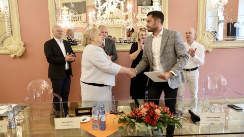 Główny budynek Wojewódzkiej Biblioteki Publicznej - Książnicy Kopernikańskiej w Toruniu zostanie rozbudowany. W Pałacu Dąmbskich podpisano umowę z wykonawcą prac/fot. Andrzej Goiński dla UMWKP