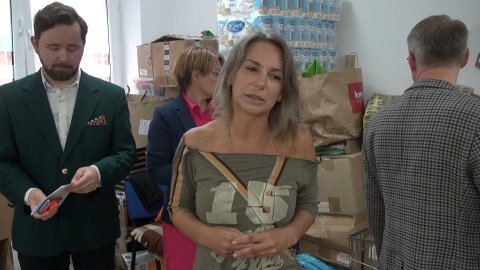 Otwarcie Punktu Pomocy dla Ukrainy w pomieszczeniach UKW w Bydgoszczy. Na pierwszym planie: Justyna Gotowicz, wolontariuszka, która organizuje konwoje z pomocą dla Ukrainy (jw)
