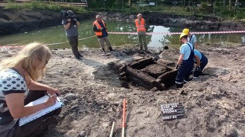 Na budowie przy ul. Fordońskiej 16 w Bydgoszczy archeolodzy odkryli drewnianą studnię z XVI wieku/fot. Kamil Bździan