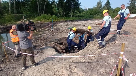 Na budowie przy ul. Fordońskiej 16 w Bydgoszczy archeolodzy odkryli drewnianą studnię z XVI wieku/fot. Kamil Bździan