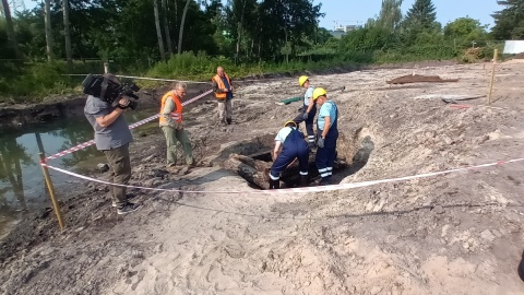 Na budowie przy ul. Fordońskiej 16 w Bydgoszczy archeolodzy odkryli drewnianą studnię z XVI wieku/fot. Kamil Bździan