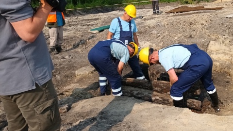 Na budowie przy ul. Fordońskiej 16 w Bydgoszczy archeolodzy odkryli drewnianą studnię z XVI wieku/fot. Kamil Bździan